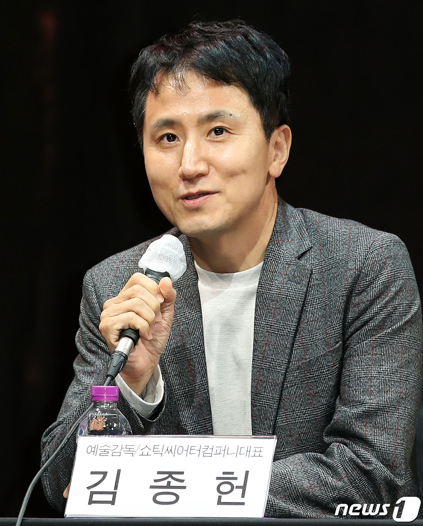 (서울=뉴스1) 김진환 기자 = 김종헌 쇼틱씨어터컴퍼니대표가 8일 오후 서울 중구 정동극장에서 열린 연극 ‘더 드레서’ 제작발표회에서 인사말을 하고 있다.정동극장 연극시리즈의 첫 …