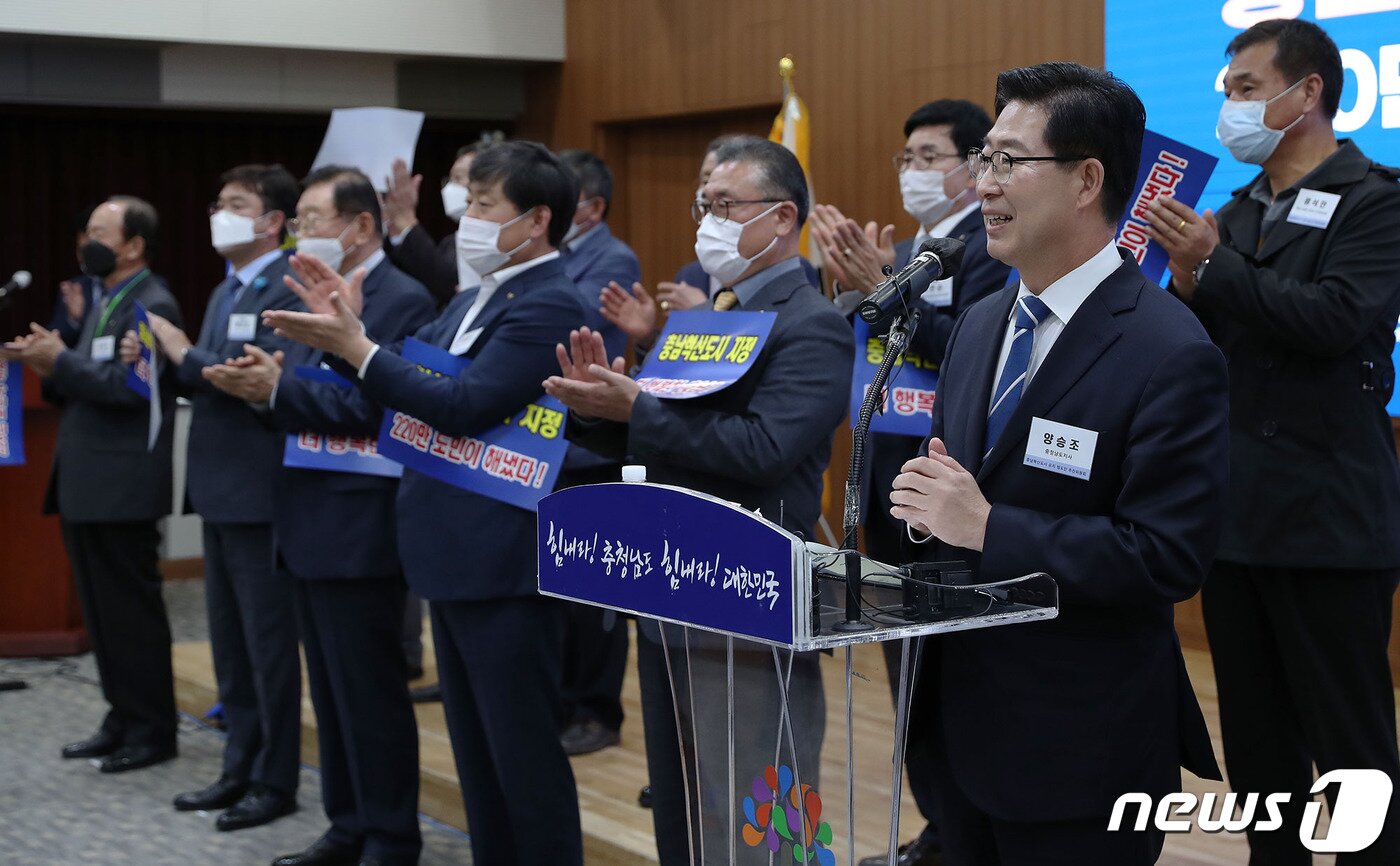 본문 이미지 - 양승조 충남도지사가 8일 도청에서 충남 혁신도시 지정안의 국가균형발전위원회 심의 통과에 대한 환영의 입장을 밝히고 있다 . ⓒ 뉴스1