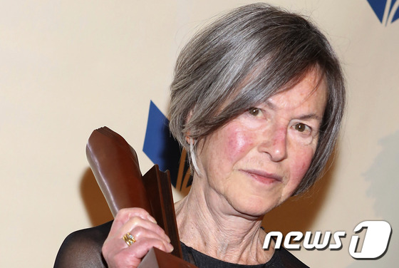 스웨덴 한림원은 8일 미국 시인 루이즈 글릭(Louise Glück)을 올해 노벨문학상 수상자로 선정했다고 밝혔다. 사진은 지난 2014년 11월 19일 뉴욕에서 열린 내셔널 북 어워즈에 참석한 글릭의 모습. © AFP=뉴스1
