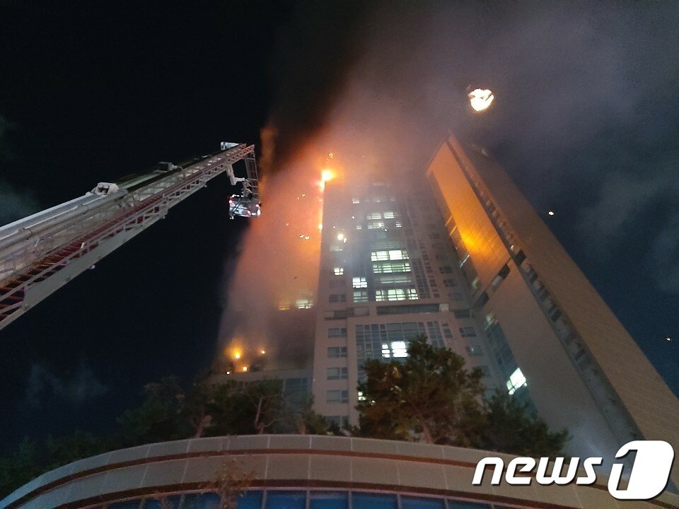 본문 이미지 - 8일 밤 11시 14분경 울산 남구 삼환아르누보 주상복합아파트에서 화재가 발생해 불길이 번지고 있다.(울산소방본부 제공) 2020.10.9 /뉴스1 ⓒ News1