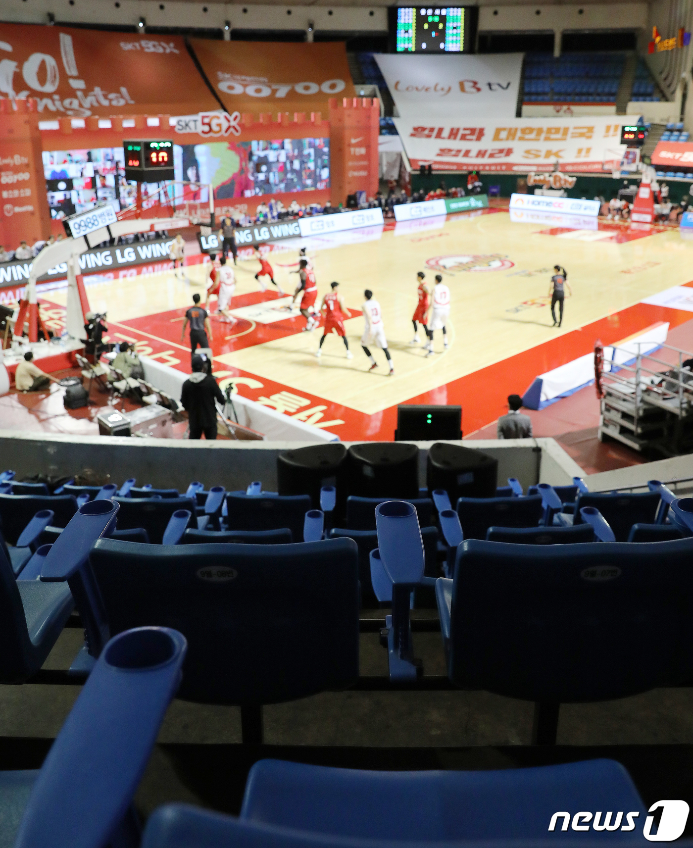 (서울=뉴스1) 김진환 기자 = 9일 오후 서울 송파구 잠실학생체육관에서 열린 '2020~2021 현대모비스 프로농구' 서울SK와 울산현대모비스의 개막 경기가 사회적 거리두기 2단 …