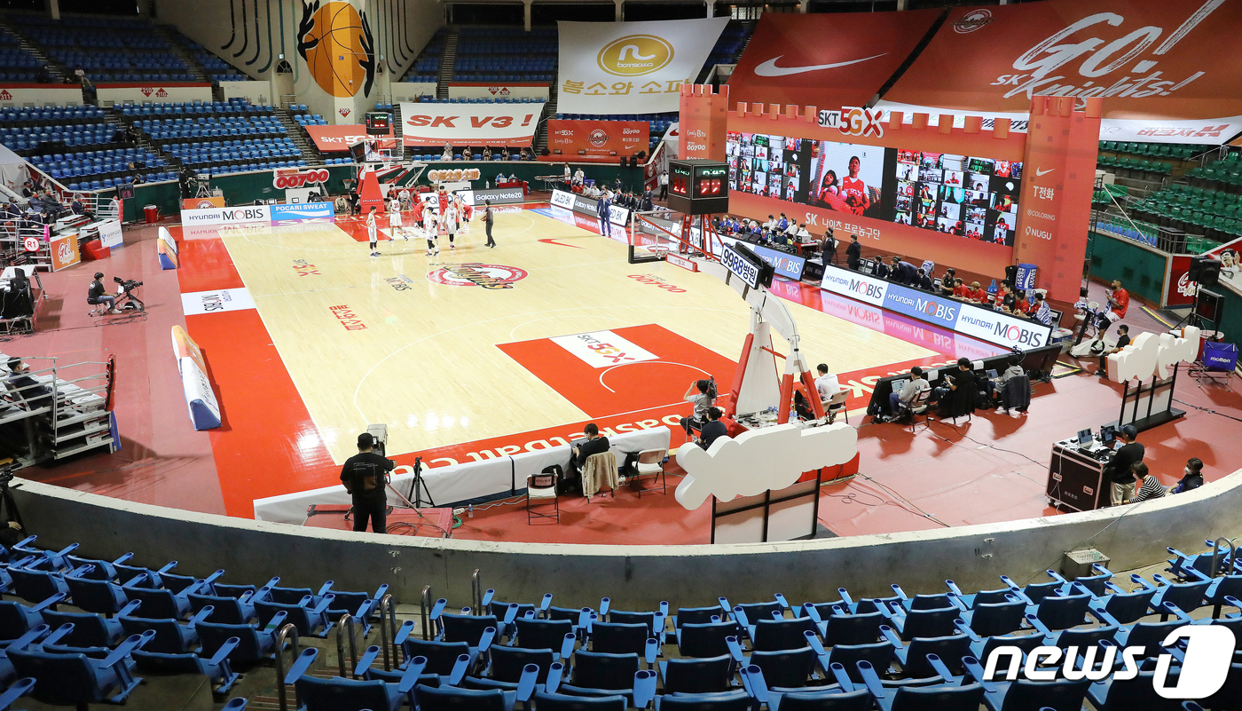 (서울=뉴스1) 김진환 기자 = 9일 오후 서울 송파구 잠실학생체육관에서 열린 '2020~2021 현대모비스 프로농구' 서울SK와 울산현대모비스의 개막 경기가 사회적 거리두기 2단 …