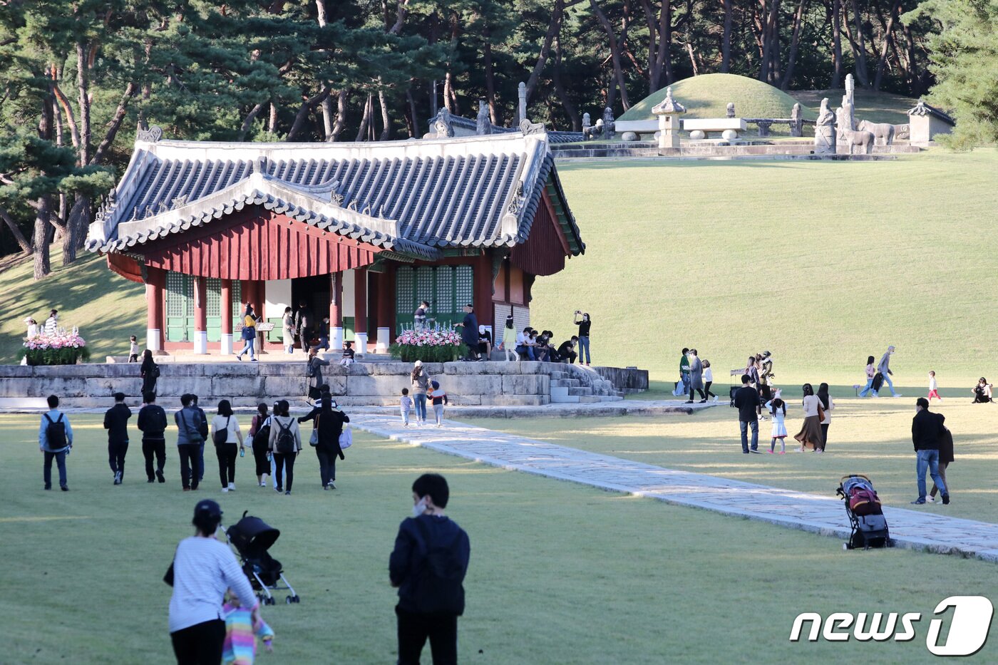 본문 이미지 - 한글날인 9일 오후 경기도 여주시 능서면 세종대왕릉에서 시민들이 나들이를 즐기고 있다. 2020.10.9 ⓒ 뉴스1  