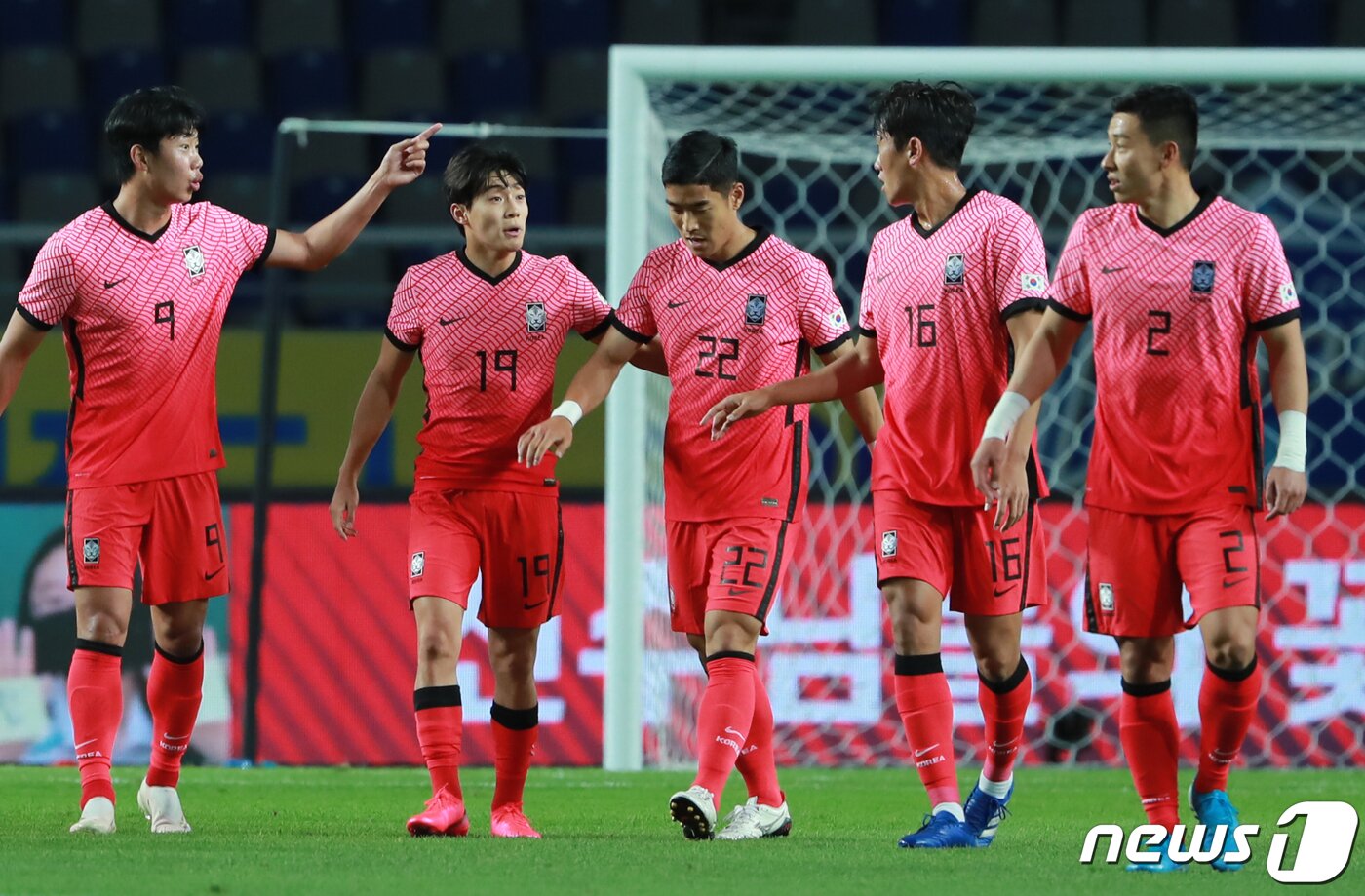 본문 이미지 - 9일 오후 경기도 고양시 고양종합운동장에서 열린 '2020 하나은행컵 축구국가대표팀과 올림픽대표팀 친선경기' 1차전 전반전, 국가대표 이주용이 선제골을 넣은 뒤 동료들과 기쁨을 나누고 있다. 2020.10.9/뉴스1 ⓒ News1 구윤성 기자