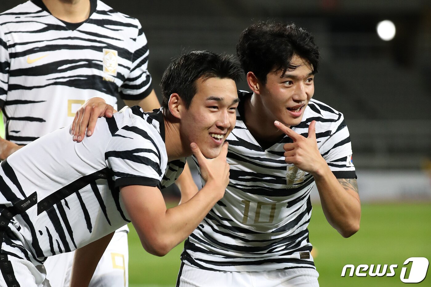 본문 이미지 - 9일 오후 경기도 고양시 고양종합운동장에서 열린 '2020 하나은행컵 축구국가대표팀과 올림픽대표팀 친선경기' 1차전 후반전, U-23대표팀 송민규가 동점골을 성공시킨 뒤 정승원과 세리머니를 하고 있다. 2020.10.9/뉴스1 ⓒ News1 이동해 기자