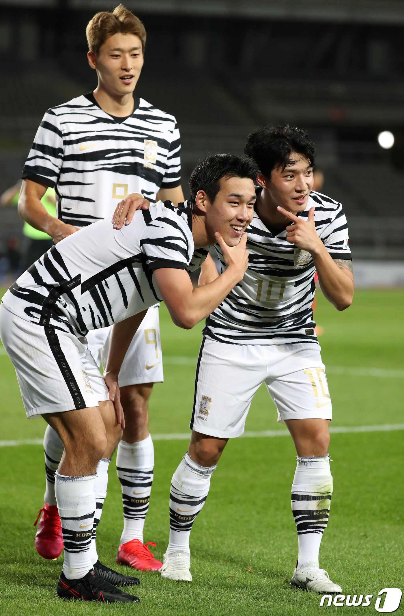 본문 이미지 - 9일 오후 경기도 고양시 고양종합운동장에서 열린 '2020 하나은행컵 축구국가대표팀과 올림픽대표팀 친선경기' 1차전 후반전, U-23대표팀 송민규가 동점골을 성공시킨 뒤 정승원과 세리머니를 하고 있다. 2020.10.9/뉴스1 ⓒ News1 이동해 기자