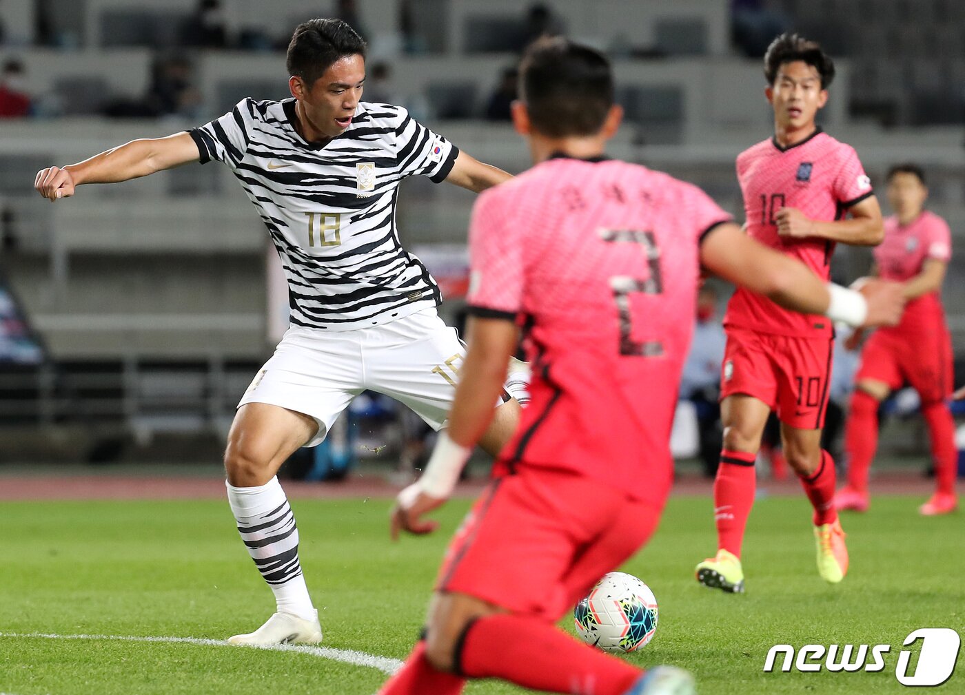 본문 이미지 - 9일 오후 경기도 고양시 고양종합운동장에서 열린 '2020 하나은행컵 축구국가대표팀과 올림픽대표팀 친선경기' 1차전 후반전, U-23대표팀 오세훈이 슛을 시도하고 있다. 2020.10.9/뉴스1 ⓒ News1 이동해 기자