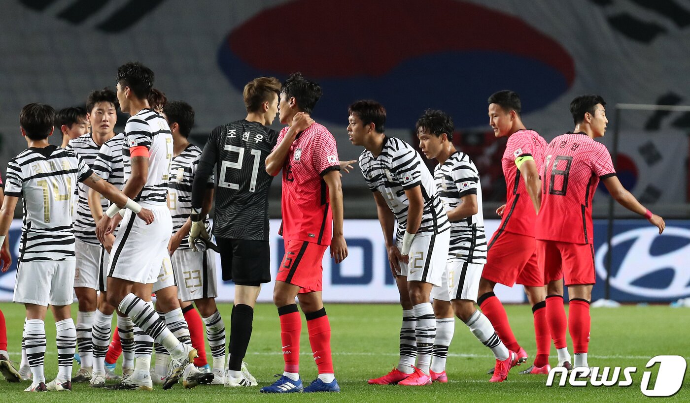 본문 이미지 - 9일 오후 경기도 고양시 고양종합운동장에서 열린 '2020 하나은행컵 축구국가대표팀과 올림픽대표팀 친선경기' 1차전에서 양 팀이 2골을 주고받으며 스코어 2:2 무승부를 기록, 경기 후 인사를 나누고 있다. 2020.10.9/뉴스1 ⓒ News1 이동해 기자