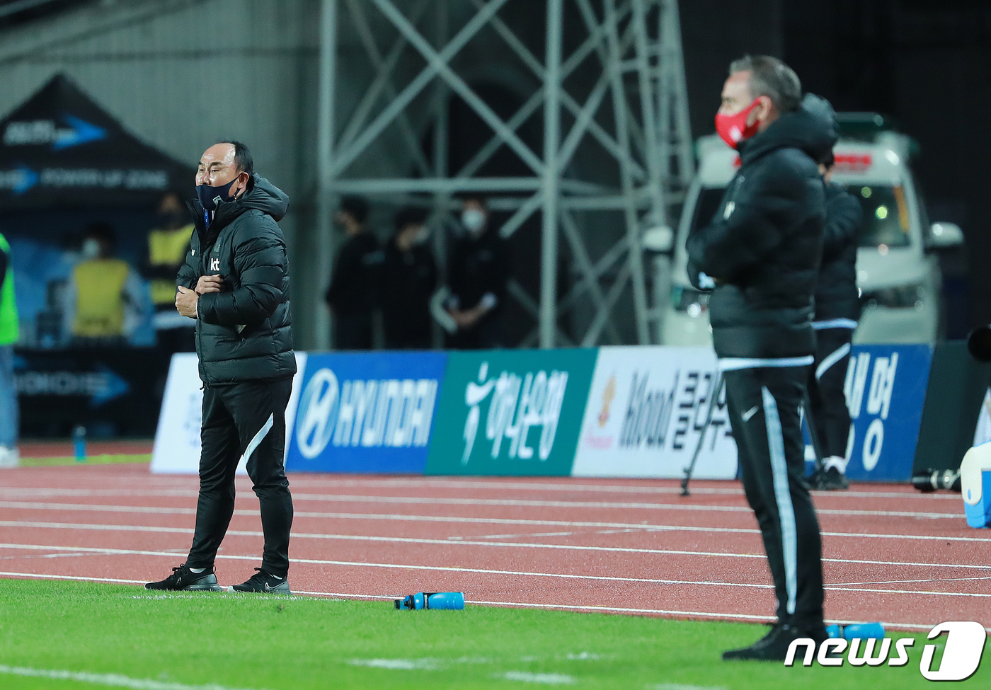 (고양=뉴스1) 구윤성 기자 = 9일 오후 경기도 고양시 고양종합운동장에서 열린 '2020 하나은행컵 축구국가대표팀과 올림픽대표팀 친선경기' 1차전 후반전, 김학범 올림픽대표 감독 …