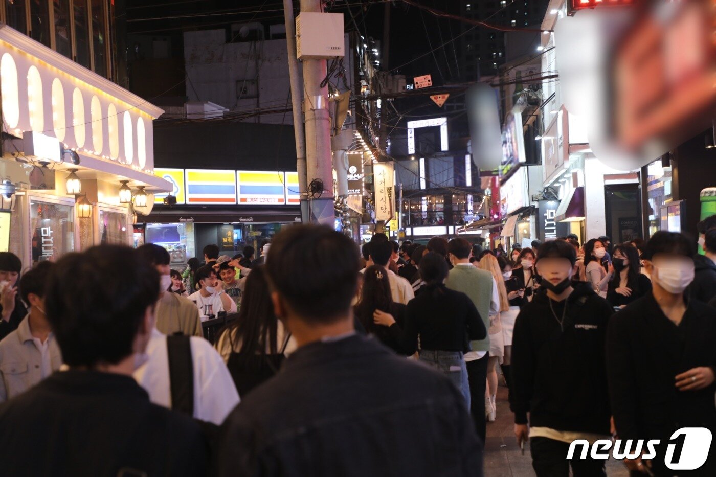 본문 이미지 - 연휴 시작날인 9일 밤 부산 번화가 서면 술집 밀집 거리가 쏟아져 나온 시민들로 북적이고 있다.2020.10.9 /ⓒ 뉴스1 박세진 기자