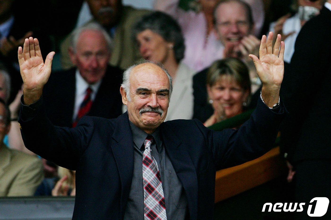 본문 이미지 - 배우 숀 코너리가 2005년 6월25일 영국 런던에서 열린 제119회 윔블던 테니스 선수권대회 귀빈 관람석에서 관중들을 향해 손을 흔들고 있다. ⓒ AFP=뉴스1