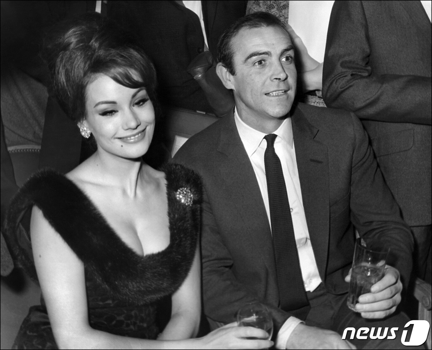 본문 이미지 - 영화배우 숀 코너리(오른쪽)가 1965년 2월19일 프랑스 파리에서 007 시리즈 영화 제4편 '썬더볼'에 함께 출연한 '본드걸' 클라우디안 아우거와 기자회견을 하고 있다. ⓒ AFP=뉴스1