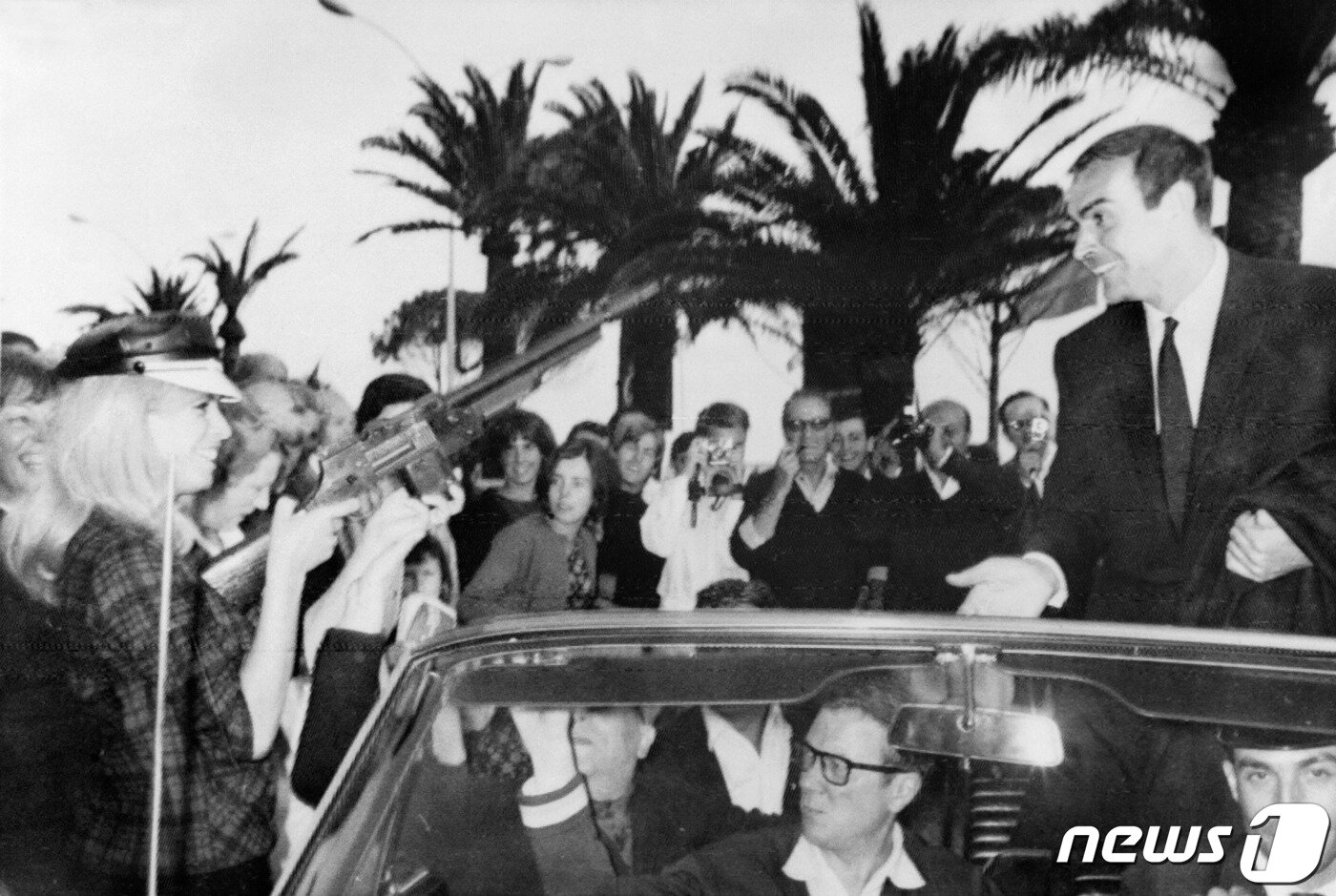 본문 이미지 - 배우 숀 코너리(오른쪽)이 1965년 5월20일(현지시간) 프랑스 칸 영화제에 참석, 인파들의 환영을 받고 있다. ⓒ AFP=뉴스1