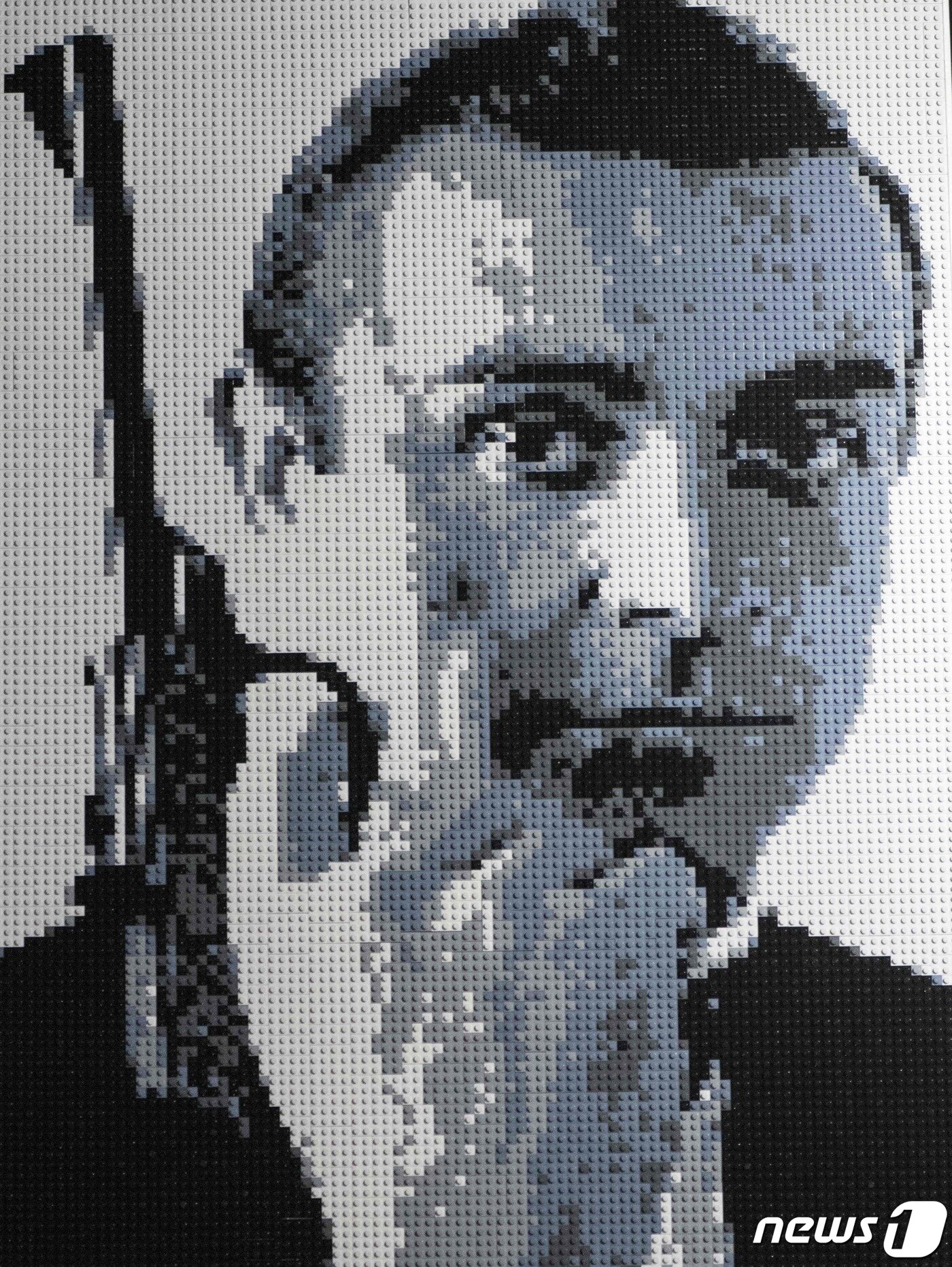 본문 이미지 - 레고 블럭으로 만든 배우 숀 코너리 초상화 ⓒ AFP=뉴스1