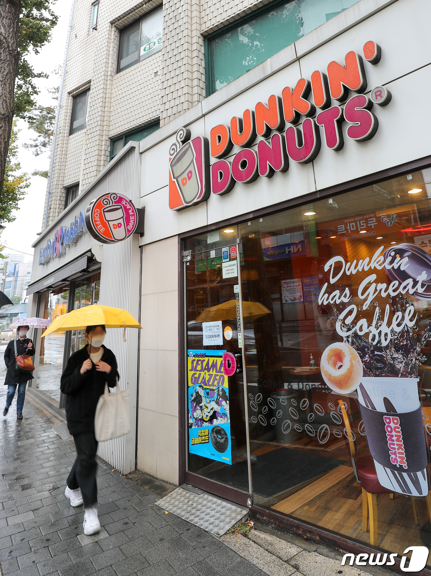 (서울=뉴스1) 안은나 기자 = 1일 서울 시내 던킨도너츠와 배스킨라빈스 매장 앞으로 시민들이 지나가고 있다. 던킨도너츠와 배스킨라빈스를 운영하는 던킨 브랜즈 그룹이 미국 외식기업 …