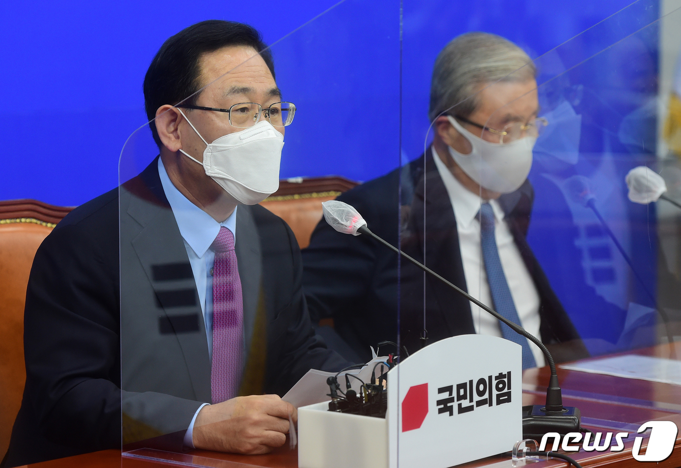 (서울=뉴스1) 성동훈 기자 = 주호영 국민의힘 원내대표가 1일 서울 여의도 국회에서 열린 민주당 '손바닥 뒤집기' 몰염치 공천 규탄 긴급기자간담회에서 발언을 하고 있다. 2020 …