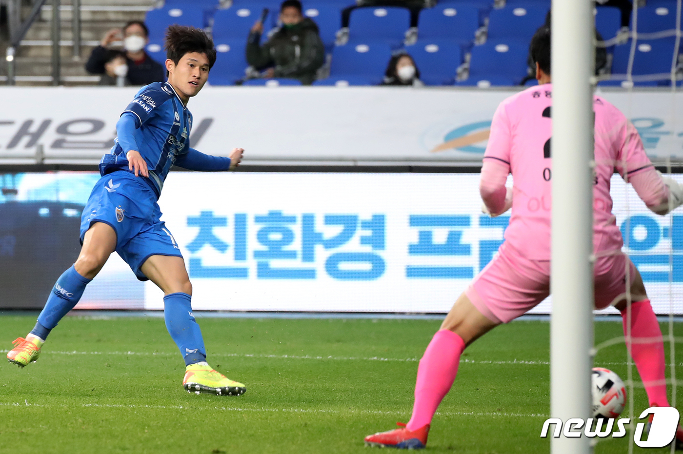 (울산=뉴스1) 윤일지 기자 = 1일 오후 울산 문수축구경기장에서 열린 '프로축구 하나원큐 K리그1 2020' 최종전 울산현대와 광주FC의 경기에서 울산 이동경이 세번째 골을 넣고 …