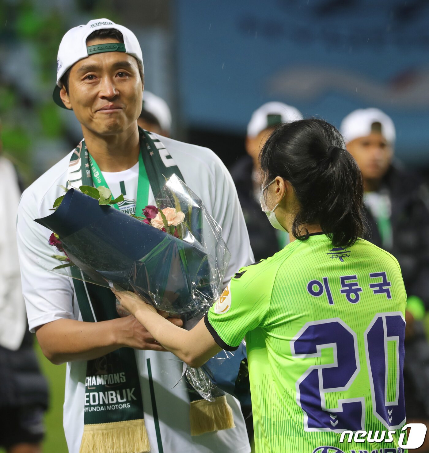 본문 이미지 - 이동국 전북현대 선수가 1일 전북 전주시 전주월드컵경기장에서 열린 K리그1 최종전에서 승리하며 은퇴경기를 우승으로 장식한 가운데 서포터즈 대표에게 꽃다발을 받고 기념촬영을 하고 있다. 2020.11.1/뉴스1 ⓒ News1 유경석 기자