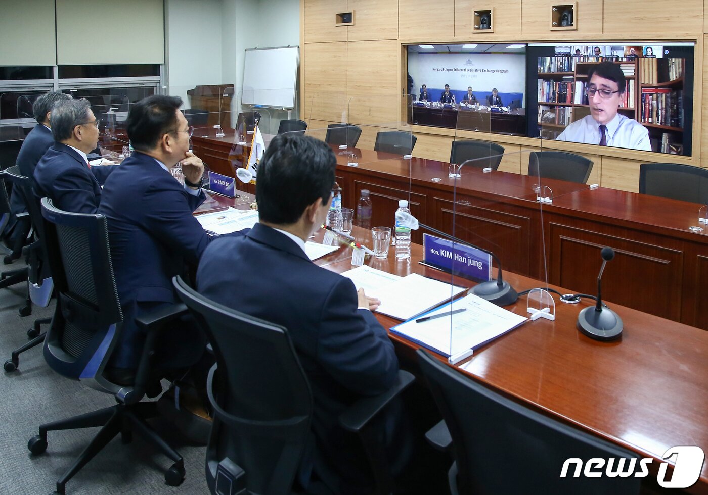 본문 이미지 - 10일 서울 여의도 국회 의원회관 1간담회실에서 ‘미국 대선결과의 영향 및 미·중 관계’를 주제로 제28차 한미일 의원 화상회의가 열리고 있다. 2020.11.10/뉴스1 ⓒ News1 성동훈 기자