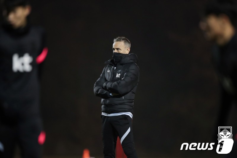 (서울=뉴스1) = 축구 국가대표팀 파울루 벤투 감독이 9일(현지시각) 오스트리아 마리아엔처스도르프 BSFZ 아레나 보조경기장에서 열린 훈련에서 생각에 잠겨 있다. (대한축구협회 …
