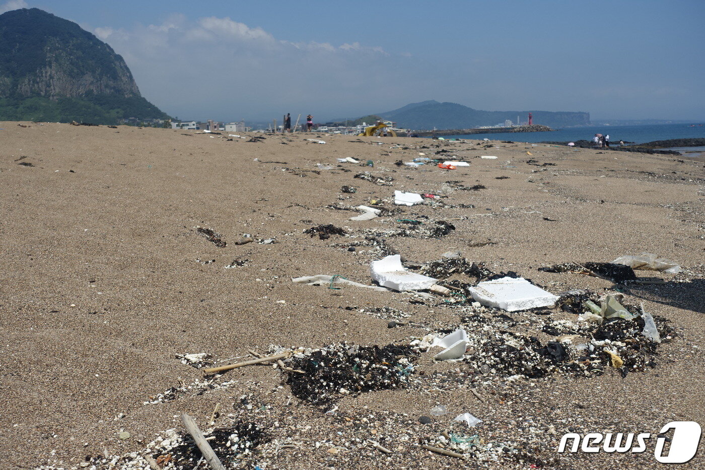 본문 이미지 - 제주 안덕면 사계 해변에 널려있는 스티로폼. 스티로폼은 미세먼지의 주범으로도 꼽힌다.&#40;녹색연합 제공&#41; 뉴스1