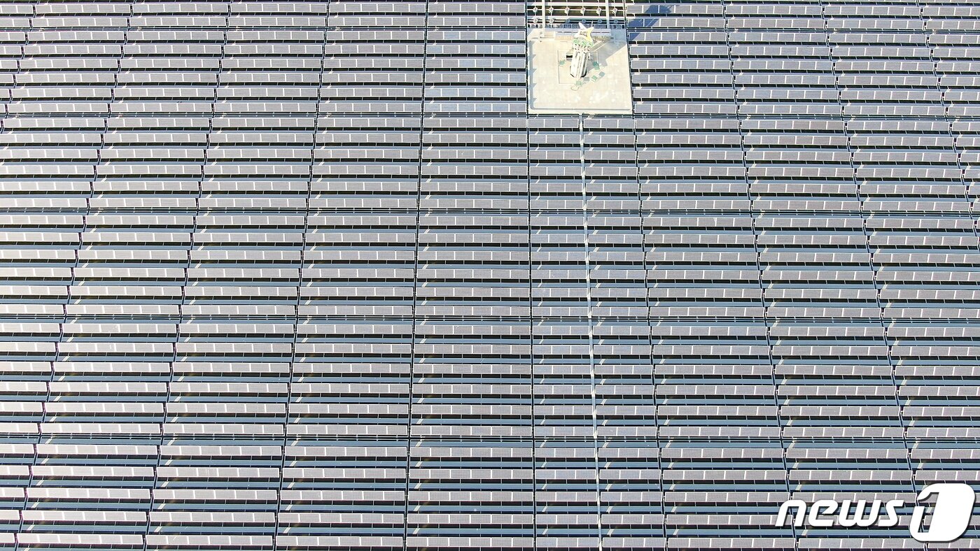 본문 이미지 -  경기도 화성시 우정읍 멱우지에 설치된 태양광 패널 모습. ⓒ News1 박정호 기자