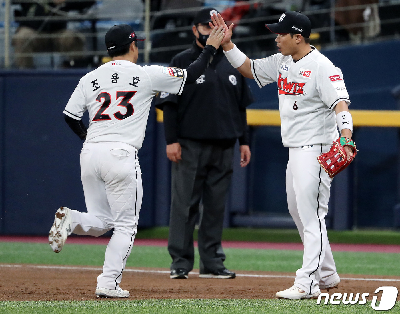 (서울=뉴스1) 이동해 기자 = 10일 오후 서울 구로구 고척스카이돔에서 열린 '2020 신한은행 SOL KBO 포스트시즌‘ 플레이오프 2차전 두산베어스와 kt위즈의 경기, 2회초 …