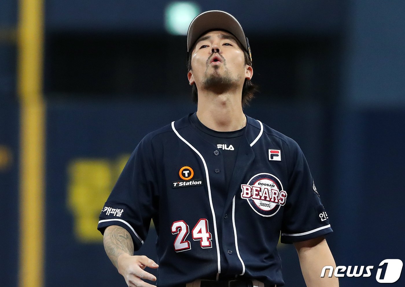 10일 오후 서울 구로구 고척스카이돔에서 열린 &#39;2020 신한은행 SOL KBO 포스트시즌‘ 플레이오프 2차전 두산베어스와 kt위즈의 경기, 4회초 2사 2루 상황 kt 조용호가 비디오판독 결과 안타로 기록되자 두산 2루수 오재원이 아쉬워하고 있다. 2020.11.10/뉴스1 ⓒ News1 이동해 기자