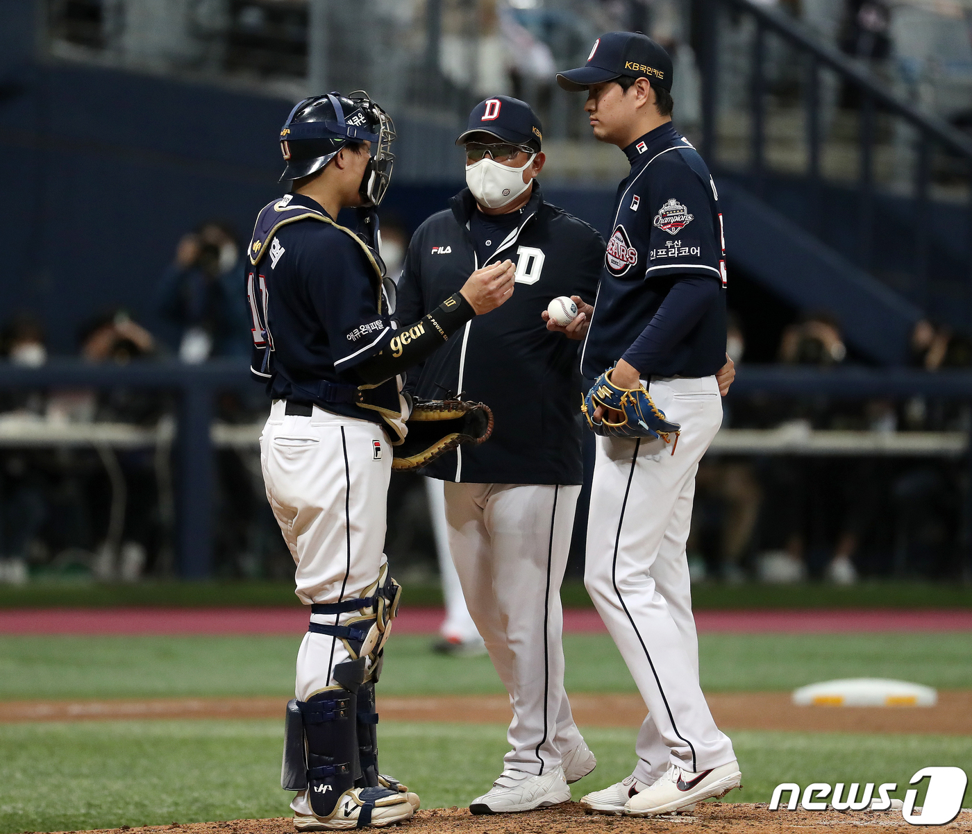 (서울=뉴스1) 김진환 기자 = 10일 오후 서울 구로구 고척스카이돔에서 열린 '2020 신한은행 SOL KBO 포스트시즌‘ 플레이오프 2차전 두산베어스와 kt위즈의 경기에서 두산 …