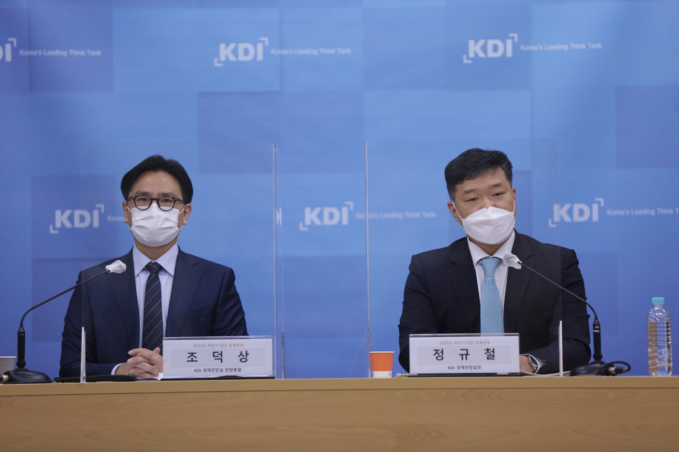 본문 이미지 - 정부세종청사에서 KDI 2020년 하반기 경제전망 브리핑 중. 조덕상 경제전망총괄(왼쪽)과 정규철 경제전망실장(KDI 제공)ⓒ 뉴스1