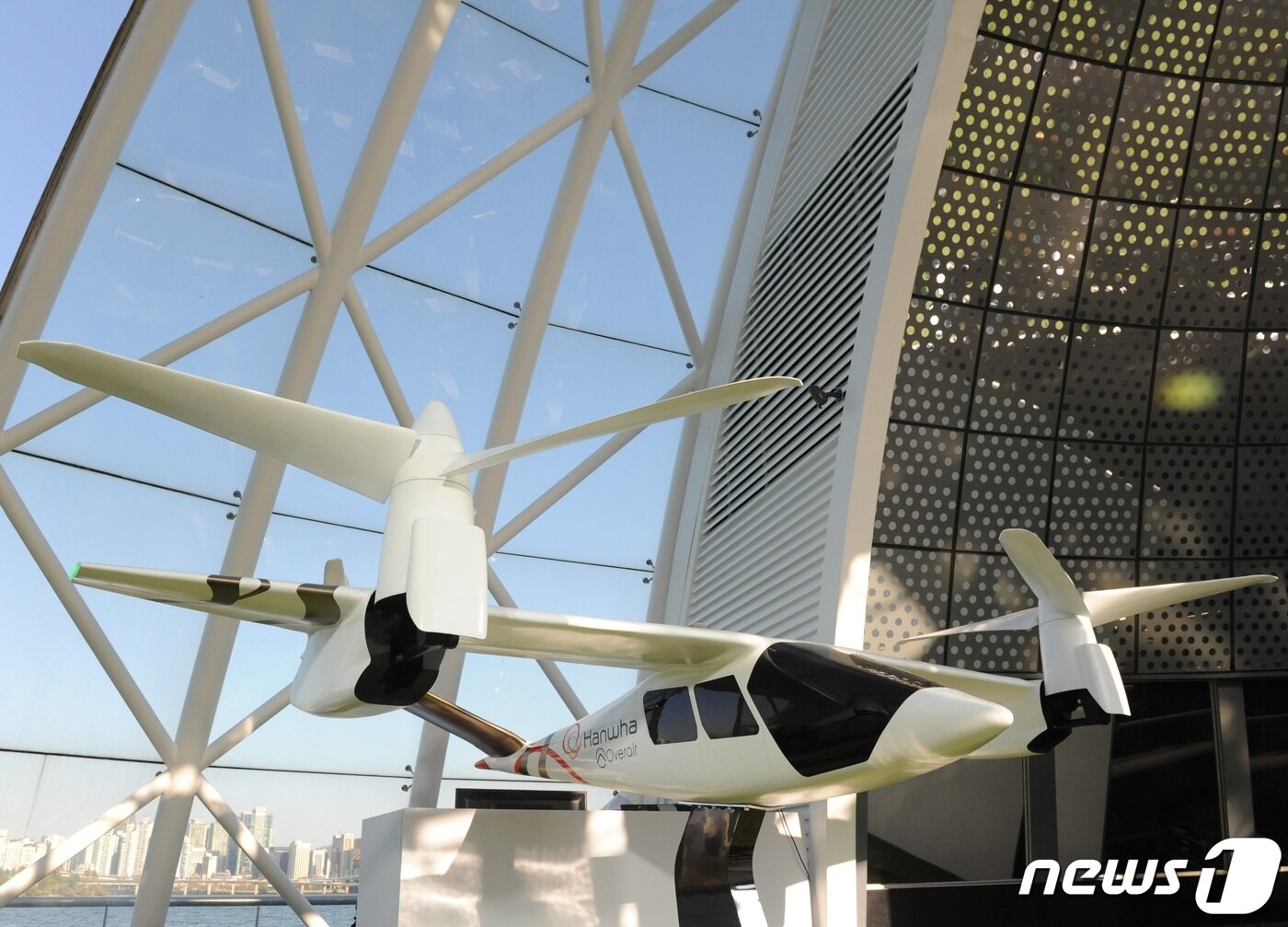 본문 이미지 - 한화시스템이 11일 국토교통부와 서울특별시가 주최하는 도심항공교통(UAM)의 서울 실증 및 드론택시 시연비행 행사 '도시, 하늘을 열다'에 UAM 팀 코리아 업계 대표로 참가했다. 이날 한화시스템은 개발 중인 PAV 기체 '버터플라이(Butterfly)'의 목업(mock-up, 실물모형)을 국내외 처음으로 선보였다. '전기식 수직 이착륙기(eVTOL)' 타입으로, 저소음·고효율 의 최적속도 로터(Tilt Rotor) 기술이 적용된다. 사진은 한화시스템 버터플라이 목업. (한화시스템 제공) 2020.11.11/뉴스1