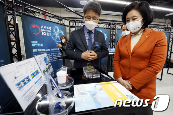 이방성 도전접착소재 관련 설명 듣는 박영선 장관