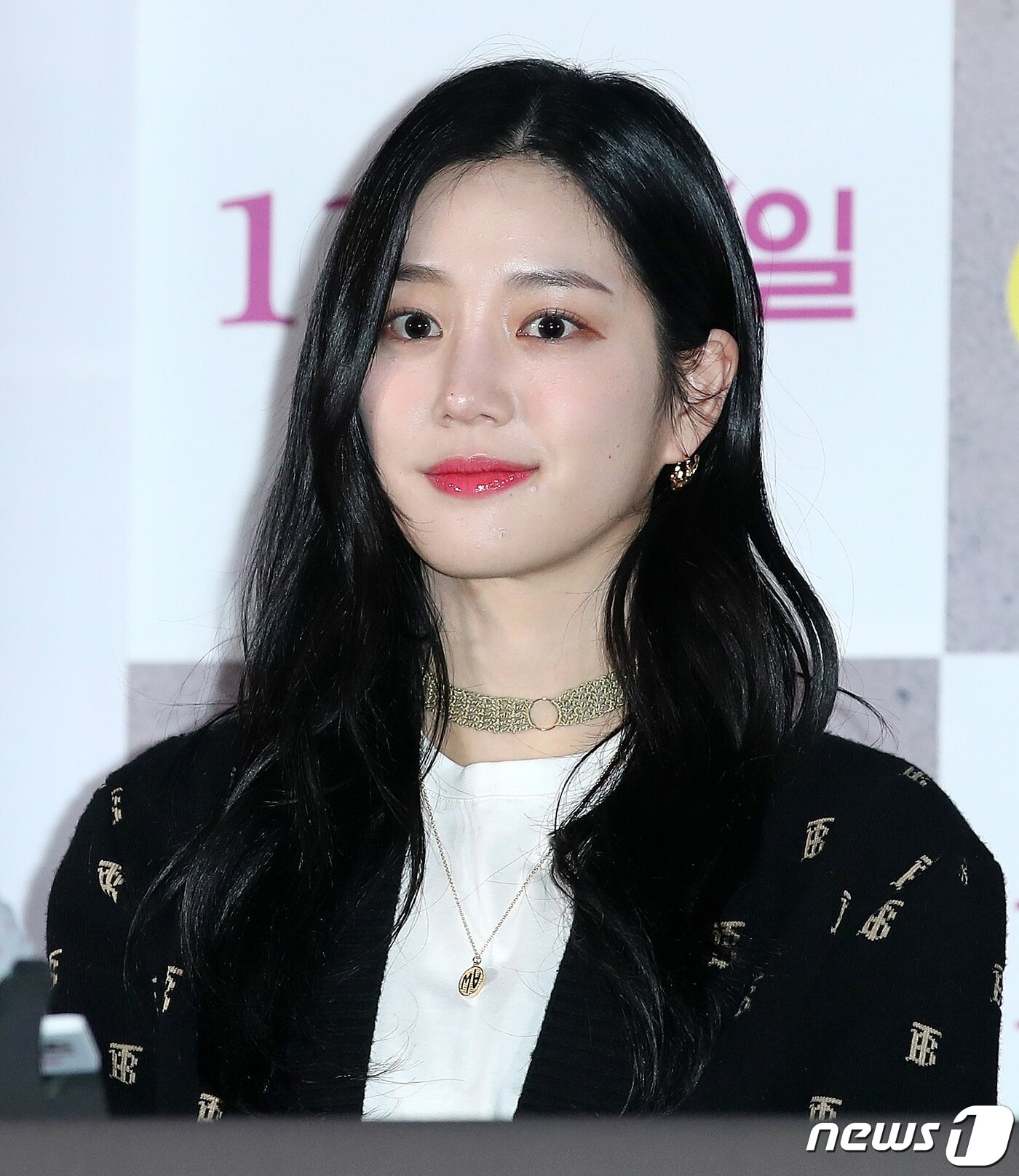본문 이미지 - 배우 이유비가 11일 오후 서울 용산구 CGV 용산아이파크몰에서 열린 영화 ‘이웃사촌’ 언론시사회에 참석해 미소를 짓고 있다. '이웃사촌'은 좌천 위기의 도청팀이 자택 격리된 정치인 가족의 옆집으로 위장 이사를 오게 되어 낮이고 밤이고 감시하며 벌어지는 이야기를 그린다. 2020.11.11/뉴스1 ⓒ News1 김진환 기자