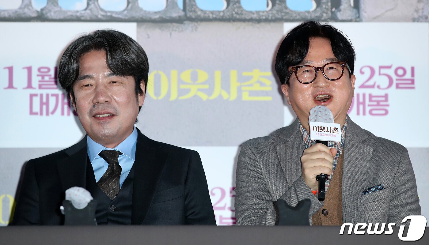 본문 이미지 - 이환경 감독이 11일 오후 서울 용산구 CGV 용산아이파크몰에서 열린 영화 ‘이웃사촌’ 언론시사회에 참석해 인사말을 하고 있다. '이웃사촌'은 좌천 위기의 도청팀이 자택 격리된 정치인 가족의 옆집으로 위장 이사를 오게 되어 낮이고 밤이고 감시하며 벌어지는 이야기를 그린다. 2020.11.11/뉴스1 ⓒ News1 김진환 기자