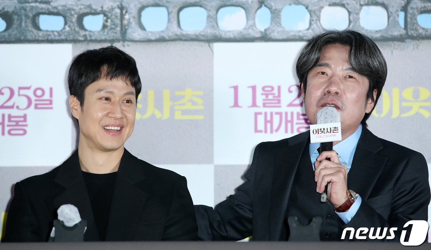 본문 이미지 - 배우 오달수가 11일 오후 서울 용산구 CGV 용산아이파크몰에서 열린 영화 ‘이웃사촌’ 언론시사회에 참석해 정우(왼쪽)에 대해 평가하고 있다. '이웃사촌'은 좌천 위기의 도청팀이 자택 격리된 정치인 가족의 옆집으로 위장 이사를 오게 되어 낮이고 밤이고 감시하며 벌어지는 이야기를 그린다. 2020.11.11/뉴스1 ⓒ News1 김진환 기자