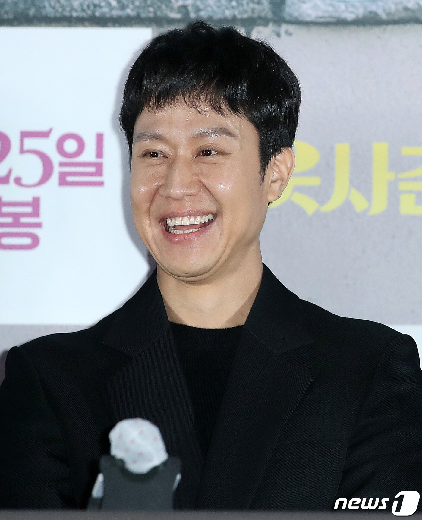 본문 이미지 - 배우 정우가 11일 오후 서울 용산구 CGV 용산아이파크몰에서 열린 영화 ‘이웃사촌’ 언론시사회에 참석해 환하게 웃고 있다. '이웃사촌'은 좌천 위기의 도청팀이 자택 격리된 정치인 가족의 옆집으로 위장 이사를 오게 되어 낮이고 밤이고 감시하며 벌어지는 이야기를 그린다. 2020.11.11/뉴스1 ⓒ News1 김진환 기자