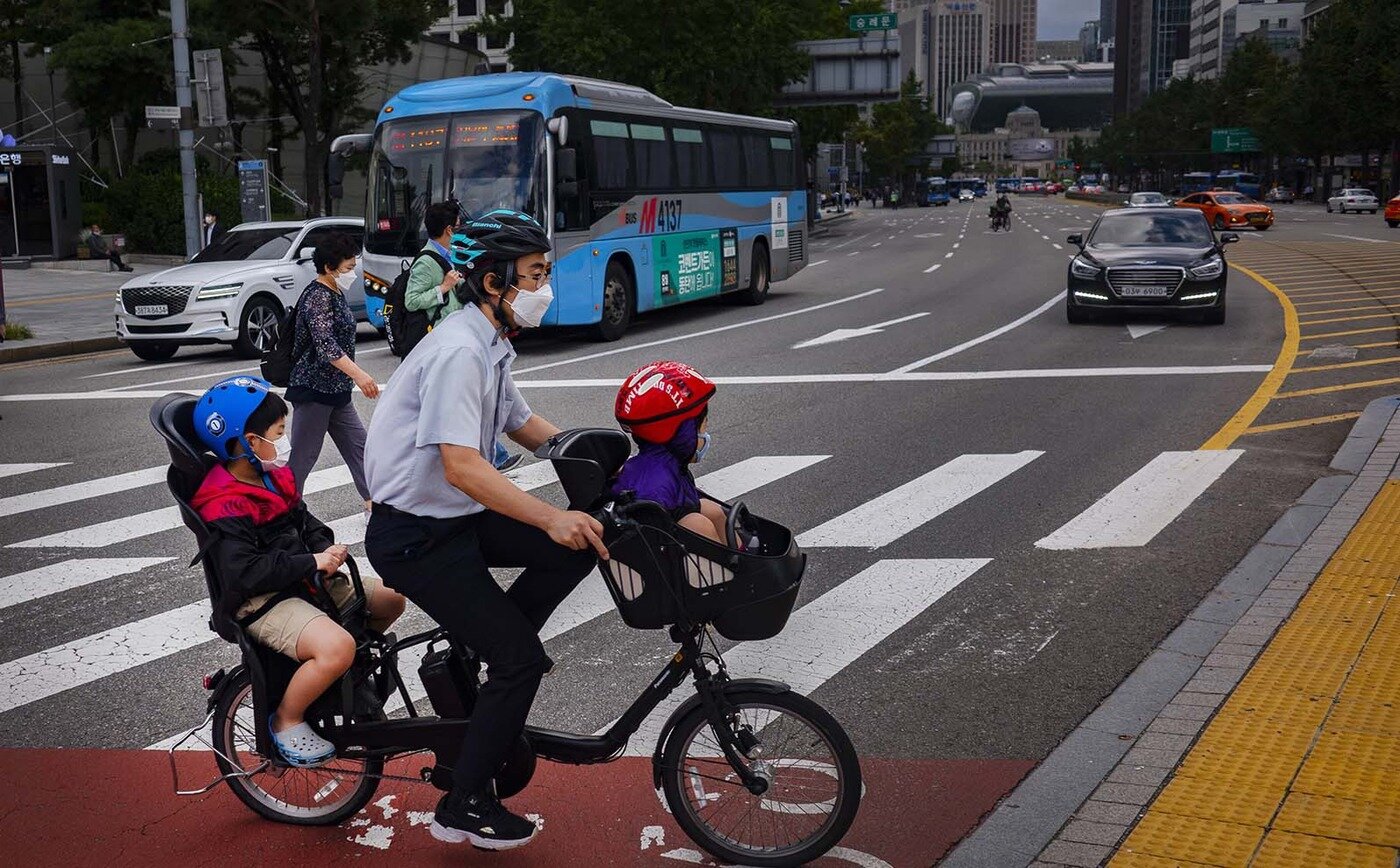 본문 이미지 - 대한상공회의소가 개최한 '제7회 사진공모전'에서 언론 부문 최우수상을 수상한 이충우씨의 '커다란 버스보다 고급승용차보다' 작품(대한상의 제공) ⓒ 뉴스1
