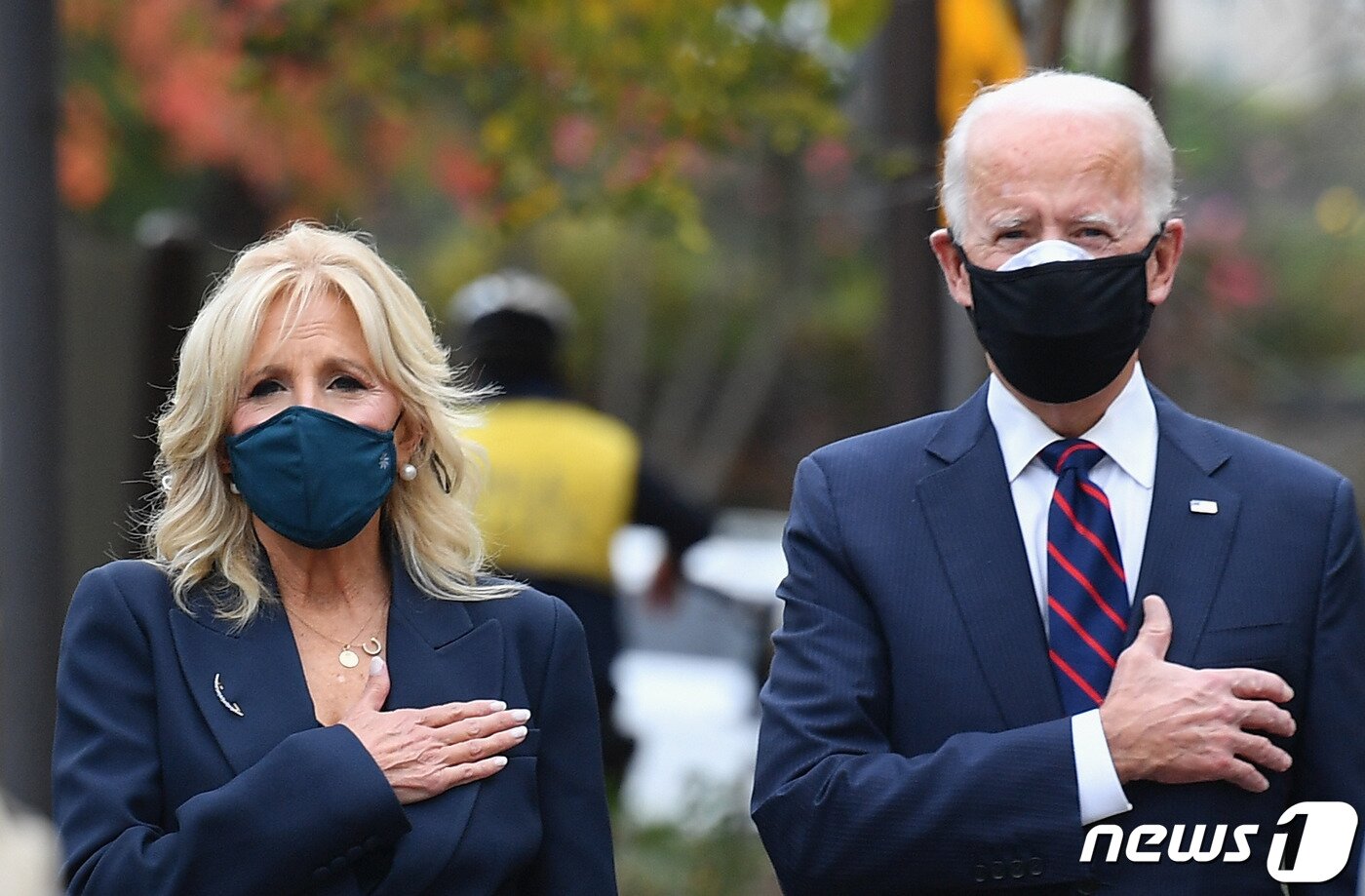 본문 이미지 - 조 바이든 미국 대통령 당선인 부부가 마스크를 착용한 채 11일&#40;현지시간&#41;  펜실베이니아주 필라델피아의 한국전 기념비에  참배하고 있다. ⓒ AFP=뉴스1 ⓒ News1 우동명 기자