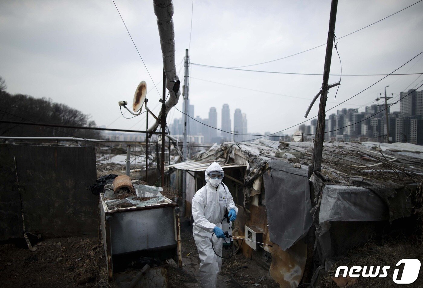 본문 이미지 - 대한상공회의소가 개최한 '제7회 사진공모전'에서 코로나19 특별전 대상을 수사한 정병혁씨의 ''구석구석 꼼꼼히' 작품.ⓒ 뉴스1