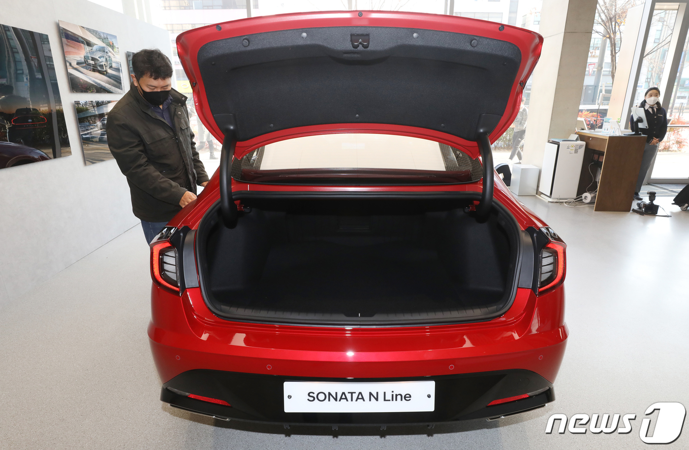 (서울=뉴스1) 송원영 기자 = 12일 서울 송파구 현대자동차 송파대로지점에 쏘나타 N Line(N 라인)이 전시돼 있다. N라인은 현대차의 다양한 일반모델에 고성능 전용 파워트레 …
