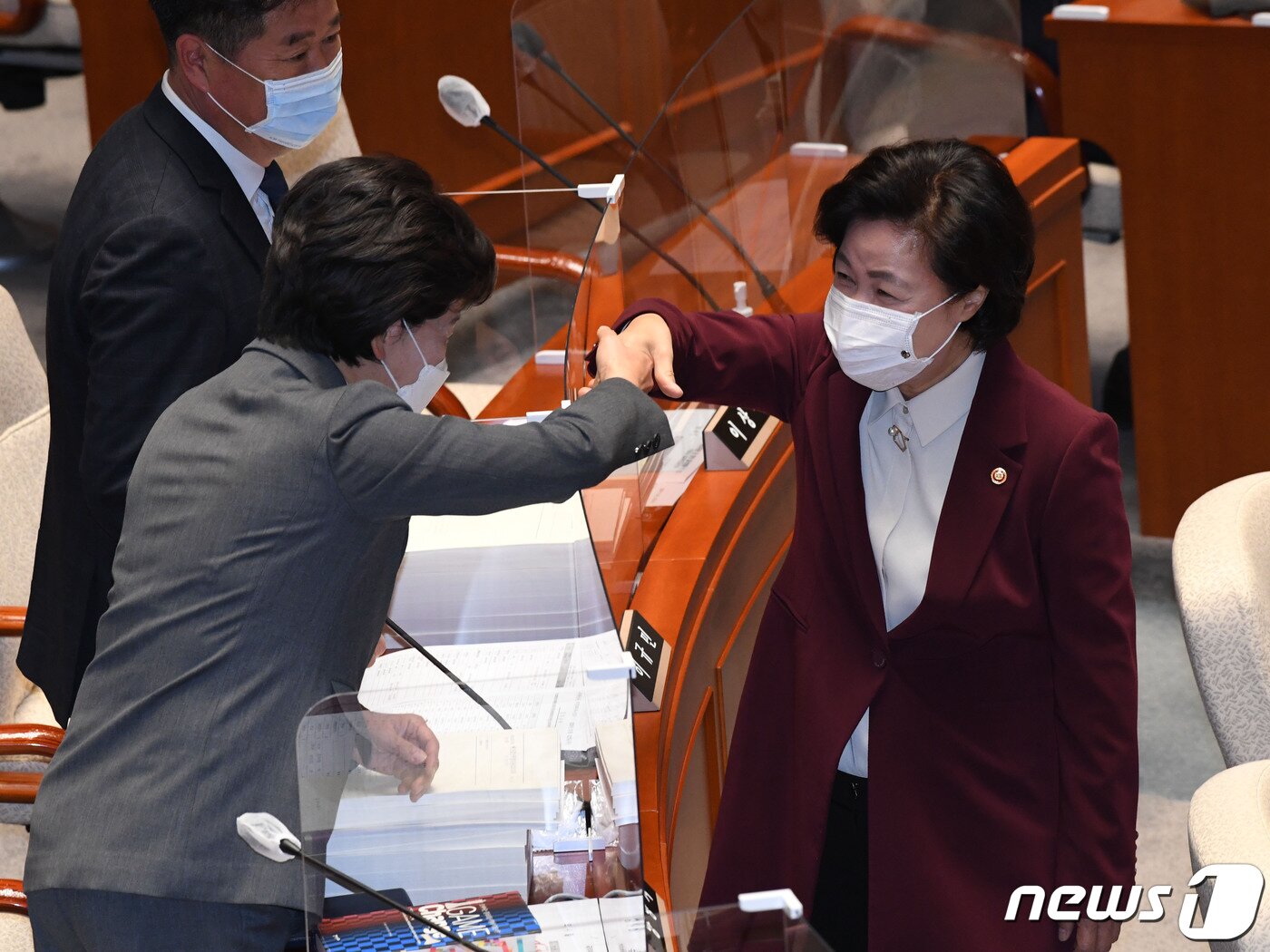 본문 이미지 - 2020년 11월 당시 추미애 법무부 장관과 양향자 더불어민주당 의원이 서울 여의도 국회에서 열린 예산결산위원회 전체회의에서 인사하고 있다. 2020.11.12 ⓒ 뉴스1 신웅수 기자