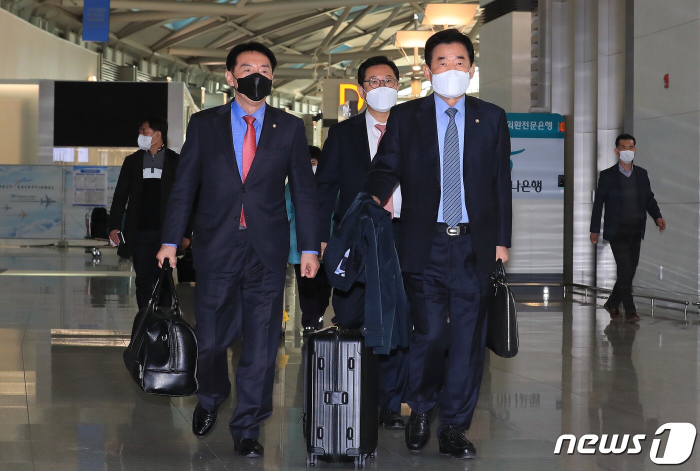 본문 이미지 - 김진표 의원을 비롯한 한일의원연맹 소속 의원들이 스가 요시히데(菅義偉) 일본 총리를 만나기 위해 12일 오전 인천국제공항을 통해 출국하고 있다. 더불어민주당 김진표(회장)·김한정·윤호중·전혜숙 의원과 국민의힘 이채익·김석기·성일종 의원 등 총 7명의 여야 의원들은 집권 자민당의 니카이 도시히로(二階俊博) 간사장 회담을 시작으로 13일 오후 스가 총리 등을 만난 뒤 14일 오후 귀국한다. 2020.11.12/뉴스1 ⓒ News1 구윤성 기자