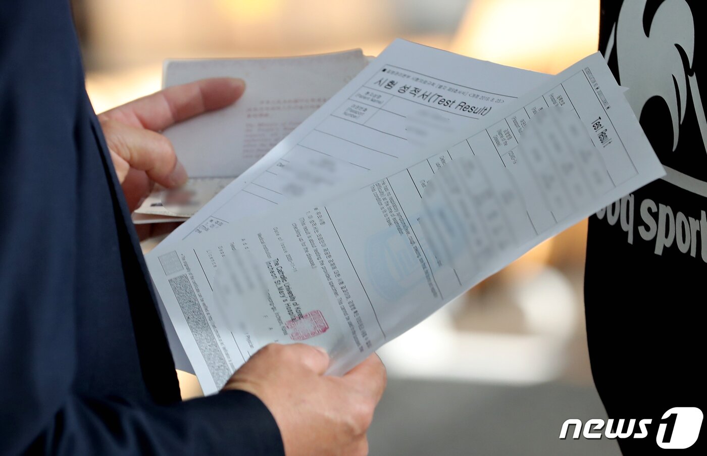 본문 이미지 - 12일 오후 인천국제공항 1터미널 출국장 중국 항공기 체크인카운터에서 승객들이 신종 코로나바이러스 감염증(코로나19)에 걸리지 않았다는 것을 증명하는 음성확인서를 두 장을 준비하고 있다.중앙재난안전대책본부(중대본)에 따르면 11일 0시부터 우리나라에서 중국으로 가는 비행기 탑승객은 PCR(유전자 증폭) 검사 음성 확인서 2장을 제출해야 한다.2020.11.12/뉴스1 ⓒ News1 정진욱 기자
