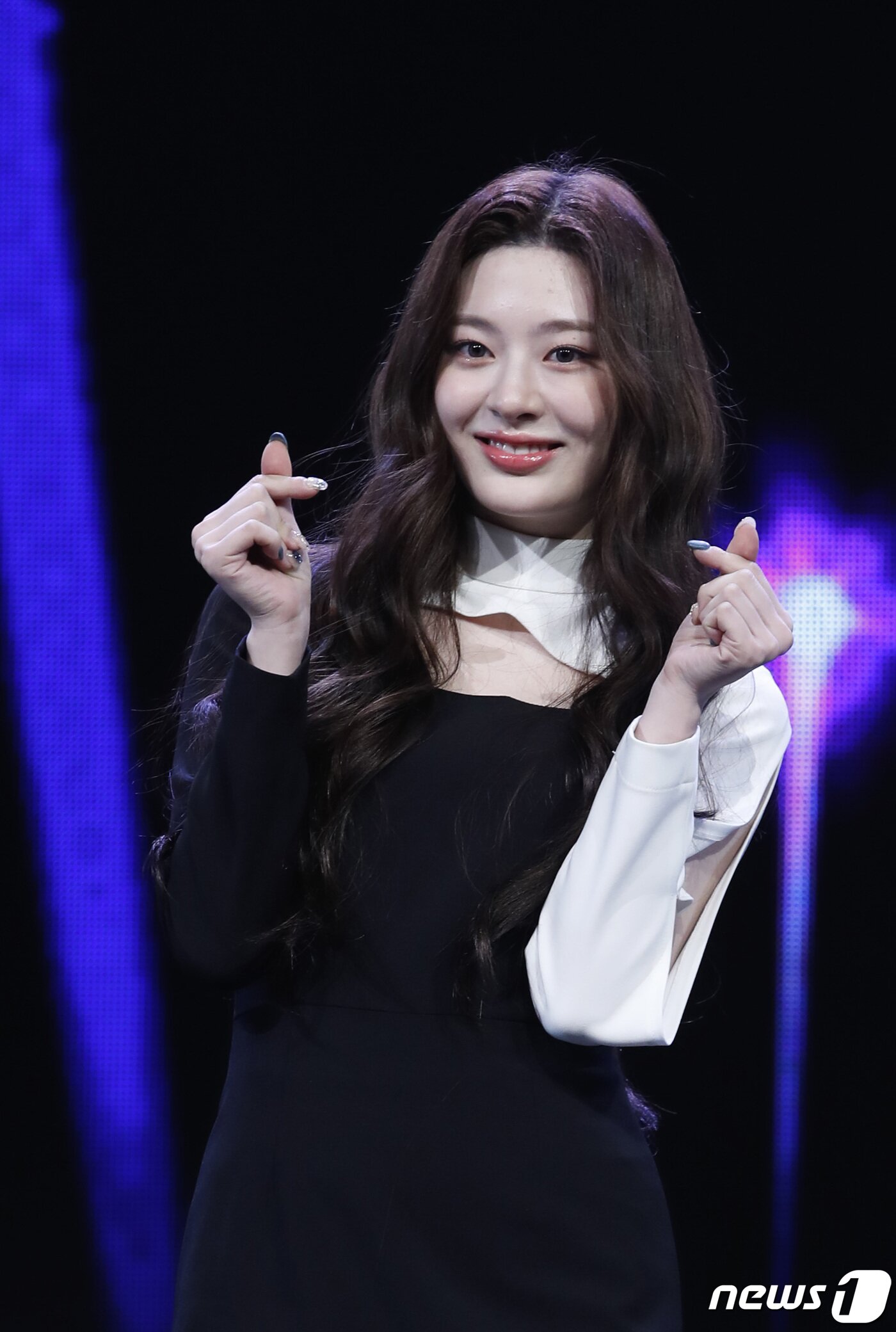 본문 이미지 - 걸그룹 스테이씨(STAYC) 세은이 12일 오후 서울 광진구 예스24 라이브홀에서 열린 첫 번째 싱글 앨범 '스타 투 어 영 컬처(Star To A Young Culture)' 쇼케이스에 참석해 포즈를 취하고 있다. 2020.11.12/뉴스1 ⓒ News1 권현진 기자