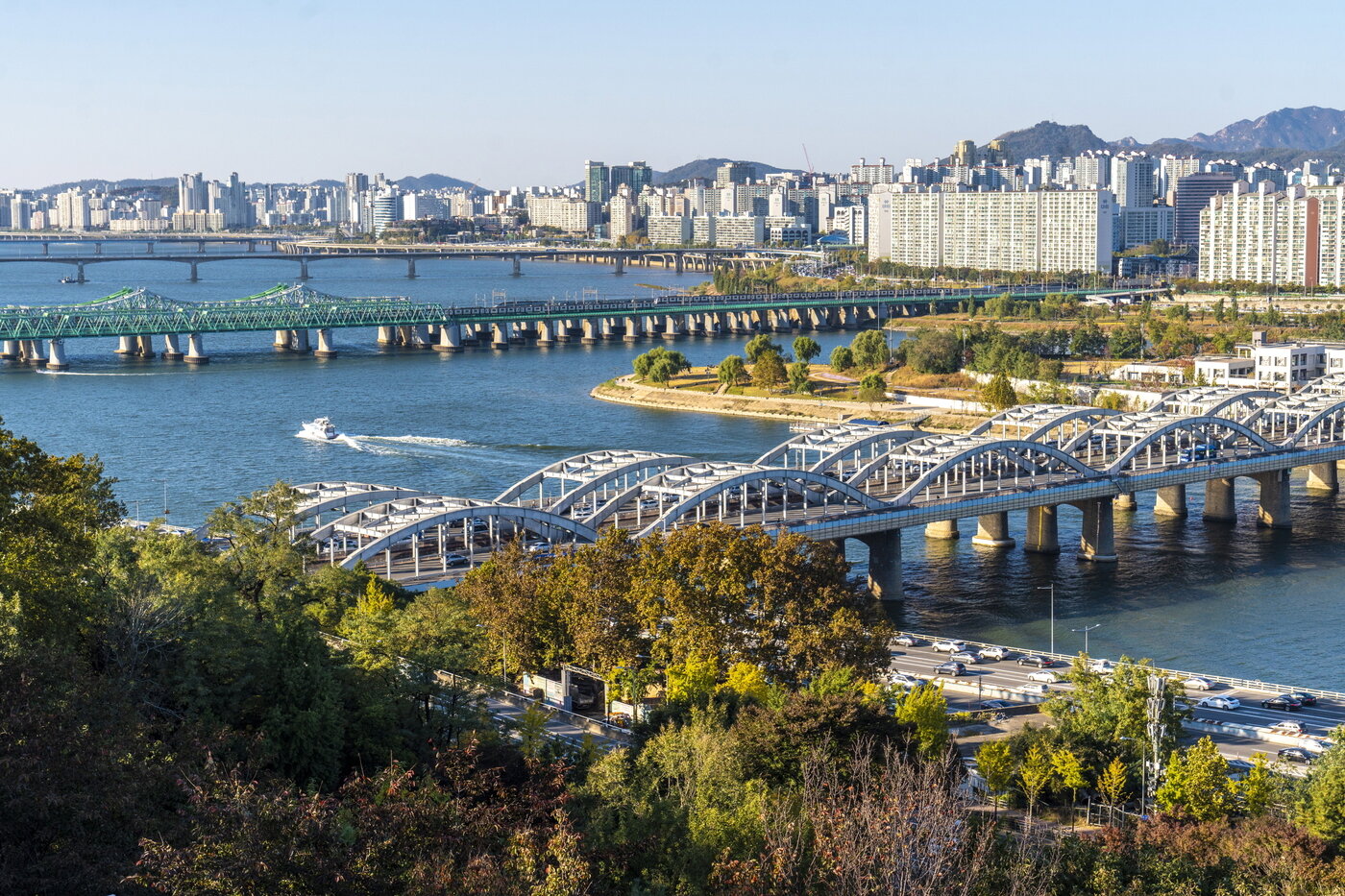 본문 이미지 - 용봉정근린공원_전망대에서 바라본 한강변 풍경. 한강대교와 한강철교 사이에 자리한 노들섬이 보인다.