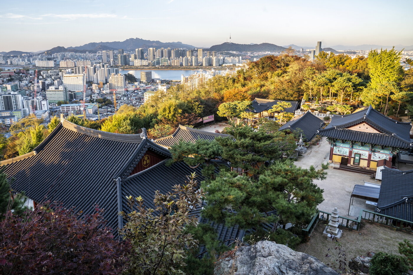본문 이미지 - 거북바위 기도처에서 달마사 전경과 동작구 도심, 한강 건너편 용산구 빌딩 숲이 보인다.