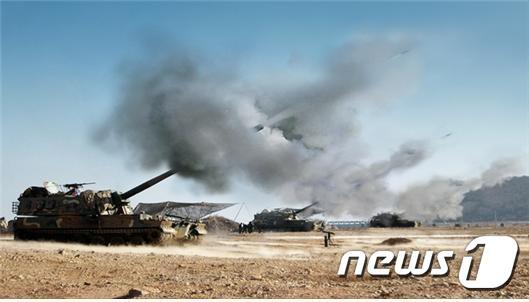 본문 이미지 - K9자주포 사격훈련 모습. &#40;방위사업청 제공&#41; 2020.11.13/뉴스1