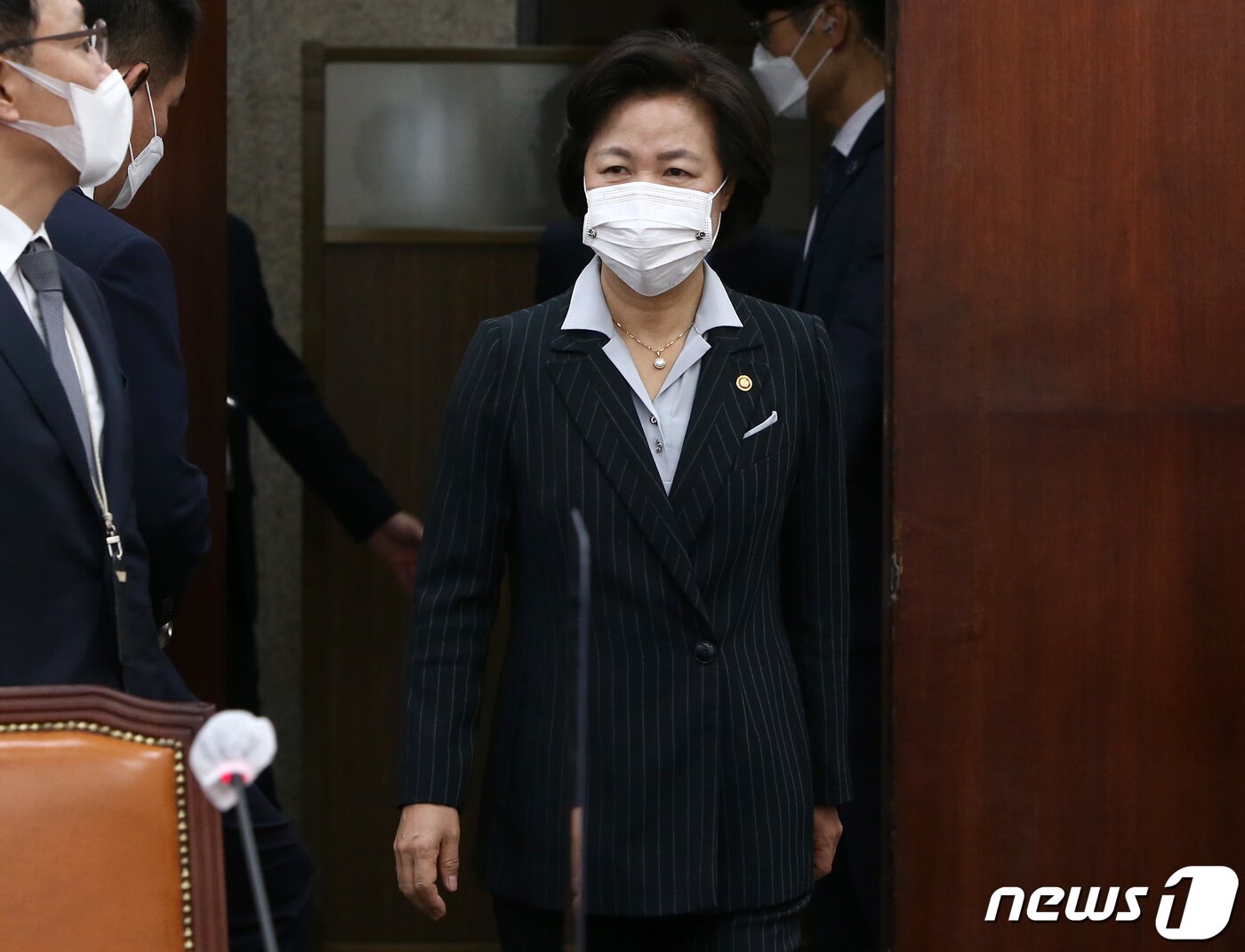 본문 이미지 - 추미애 법무부 장관이 13일 오전 서울 여의도 국회에서 열린 공수처장후보자추천위원회 2차회의에 참석하고 있다. 추천위는 이날 회의에서 실무지원단으로부터 전달받은 예비후보 10명의 재산·병역 등 자료를 검토한다. 2020.11.13/뉴스1 ⓒ News1 박세연 기자