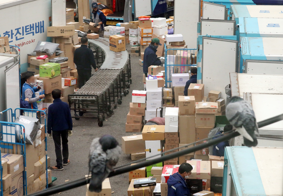 '초심야배송' 유지 49% 제한 45%…'정부 재정' 긴축 50% 확장 38% [NBS]