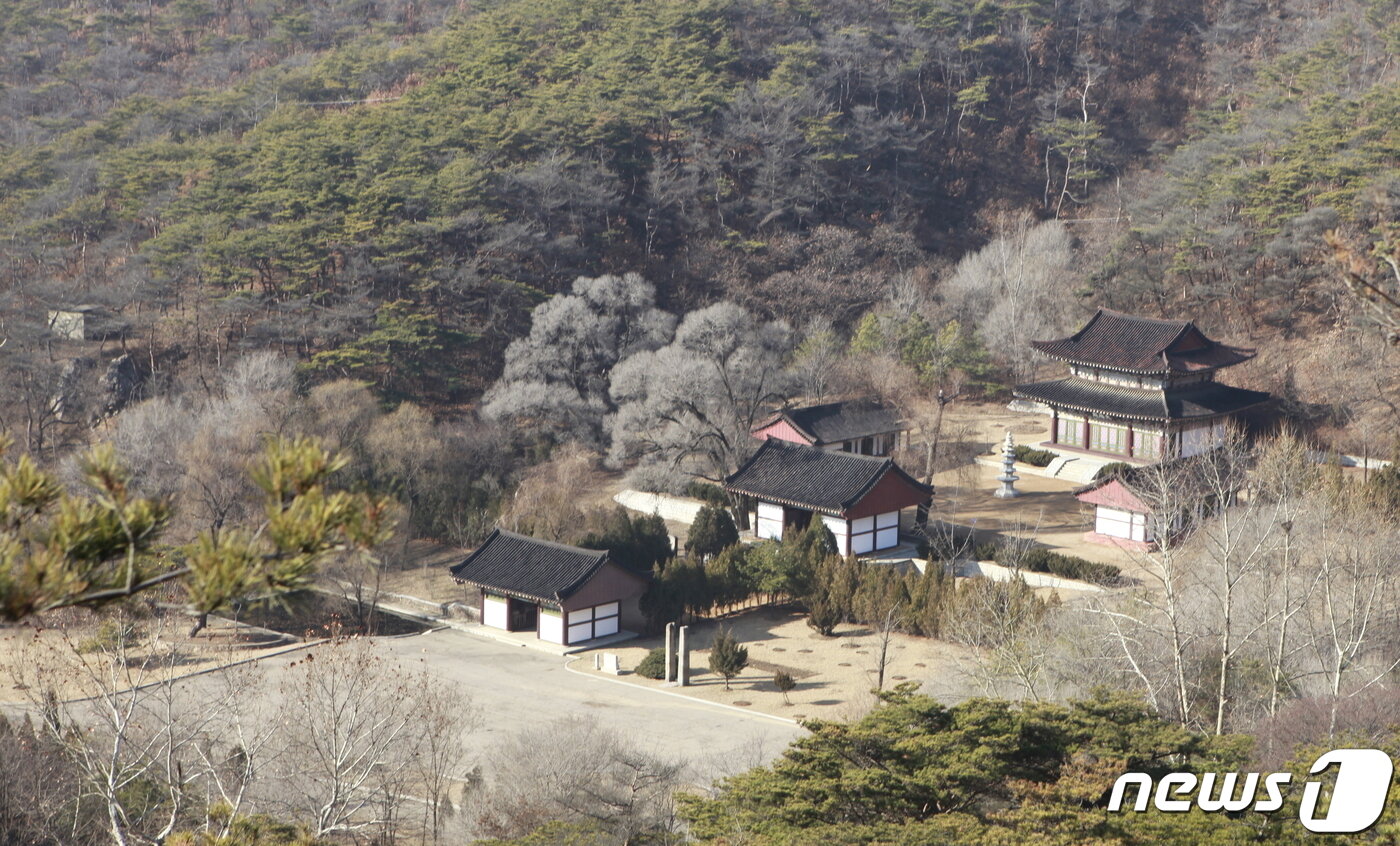 본문 이미지 - 평양 대성산 국사봉 기슭에 있는 광법사 전경. 고구려 광개토왕 때 처음 세워진 사찰로, 6.25전쟁 때 파괴된 것을 1990년에 복구했다. (미디어한국학 제공) 2020.11.14.ⓒ 뉴스1